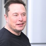 Elon Musk, également propriétaire du réseau social X et de l'entreprise spatiale SpaceX, a acquis 2,57 millions d'actions Tesla, à des cours allant de 371 à 396 dollars (archives). KEYSTONE/DPA/SEBASTIAN GOLLNOW
